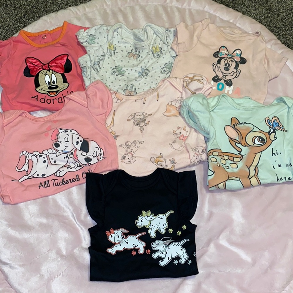 7 Disney onesies baby girl all 12 months but the bottom black is 6month